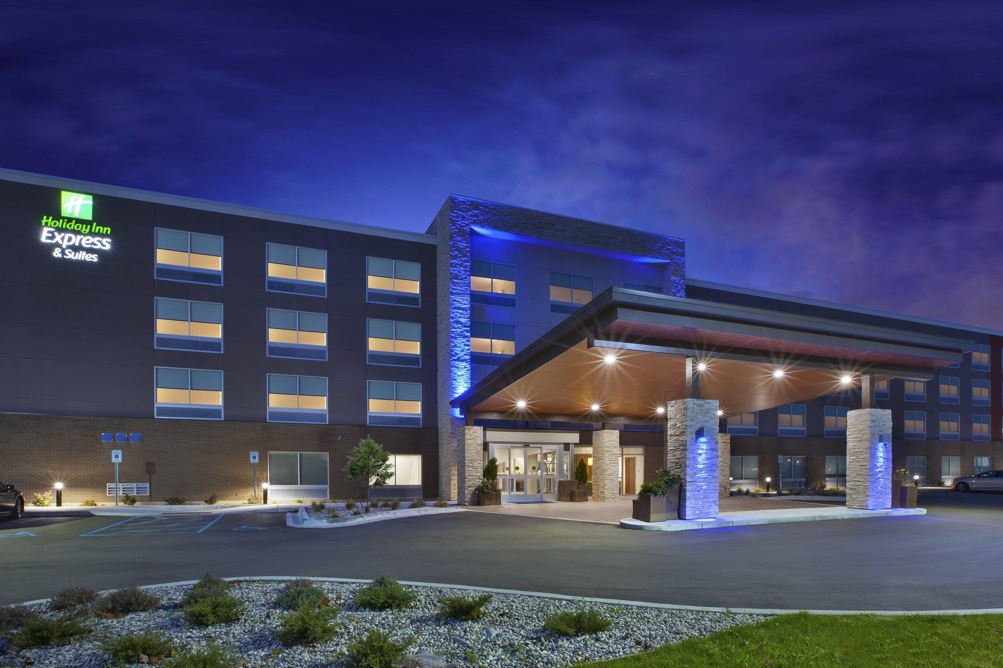 Holiday Inn Express & Suites Grand Rapids Airport North By Ihg Exterior photo