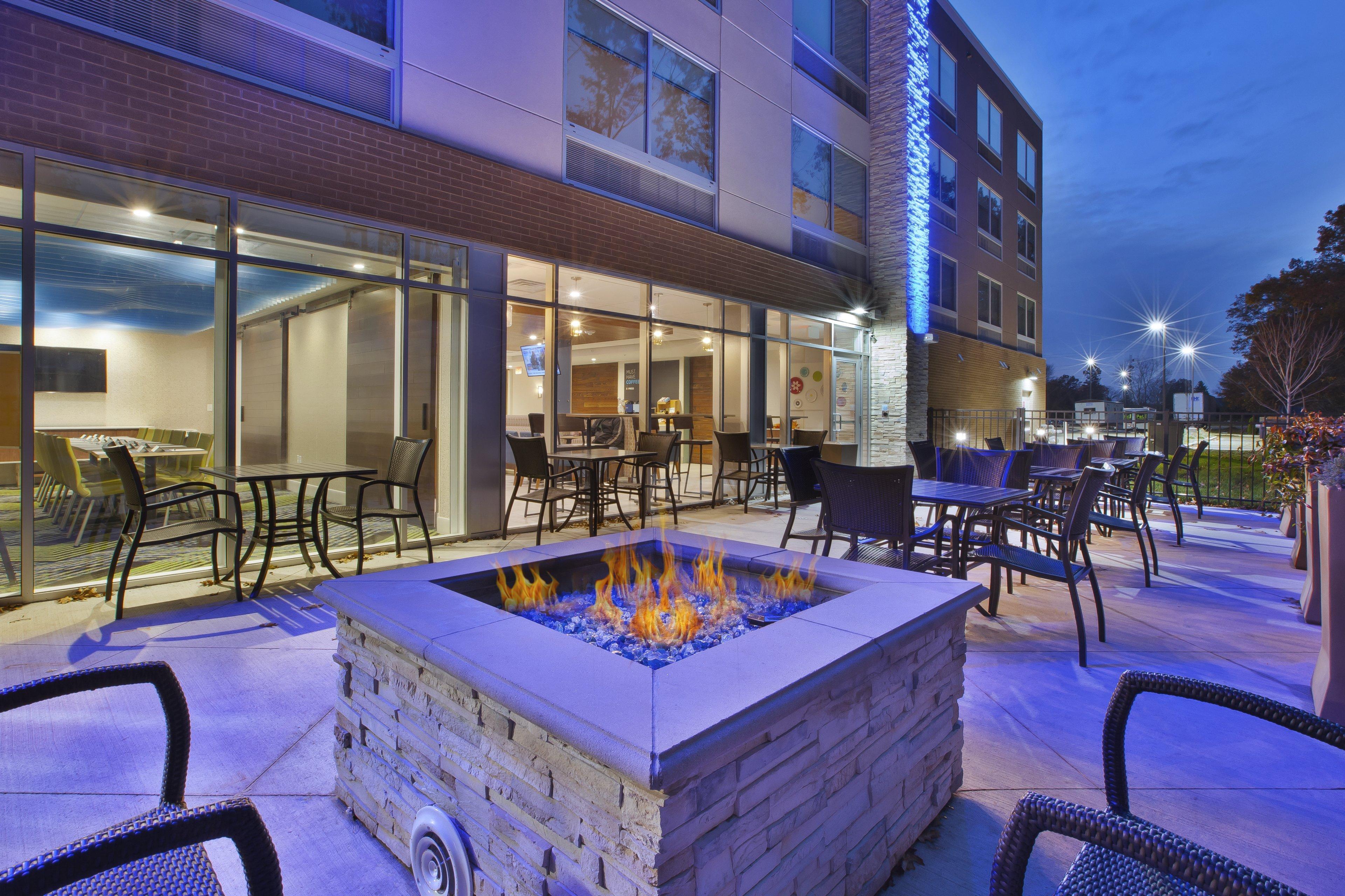 Holiday Inn Express & Suites Grand Rapids Airport North By Ihg Exterior photo